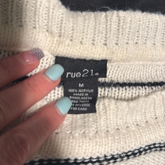 Black and White Stripped Sweater - Picture 2 of 2